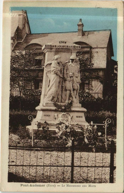 Carte postale ancienne Pont-Audemer Le Monument aux Morts à Pont-Audemer