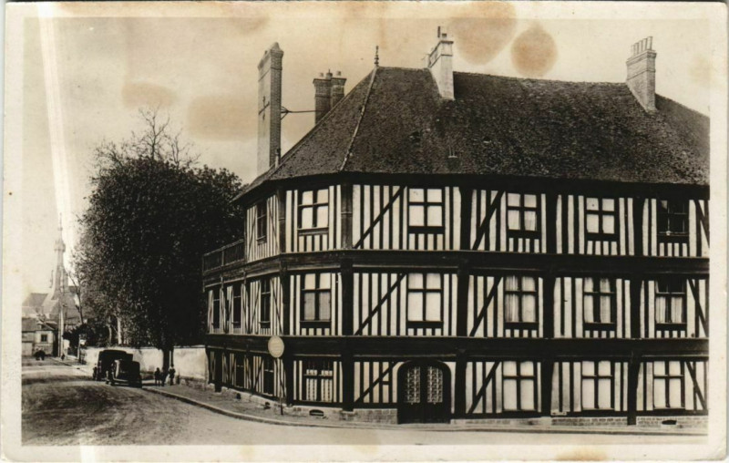 Carte postale ancienne Verneuil-sur-Avre Vieille Maison Normande et Eglise Notre-Dame