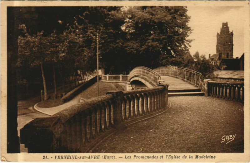 Carte postale ancienne Verneuil-sur-Avre Les Promenades et l'Eglise de la Madeleine