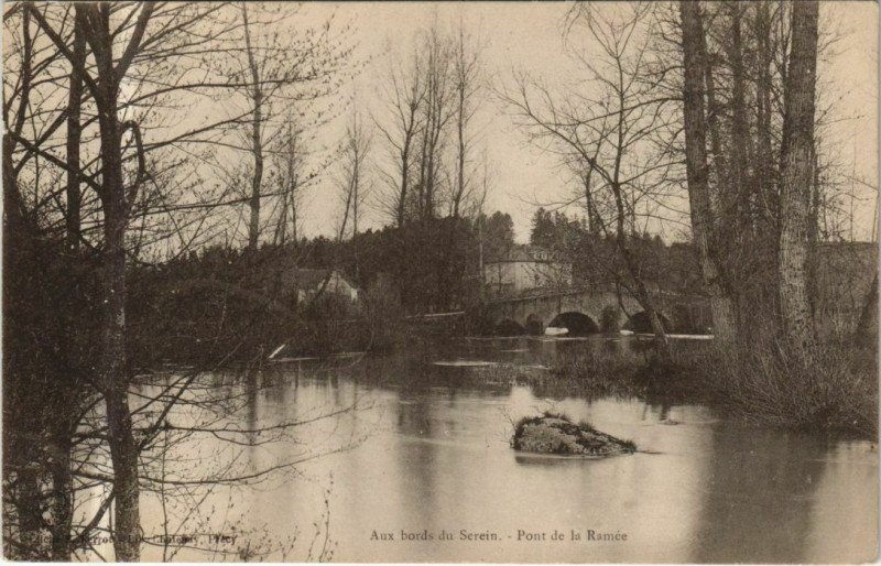 Carte postale ancienne Aux Bords du Serein - Pont de la Ramee