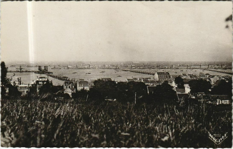 Carte postale ancienne Arromanches-les-Bains Port de la Liberation - 1944 - Vue Generale