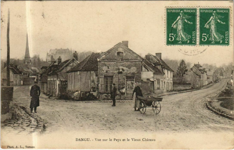 Carte postale ancienne Dangu Vue sur le Pays et le Vieux Chateau à Dangu