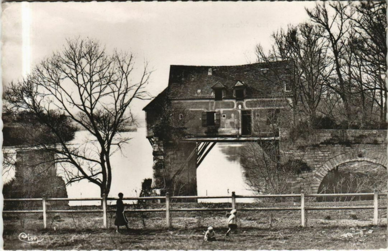 Carte postale ancienne Vernon Le Vieux Moulin à Vernon