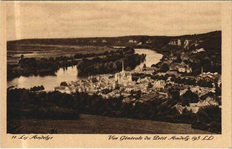 Carte postale ancienne Les Andelys Vue Generale du Petit Andely aux Andelys