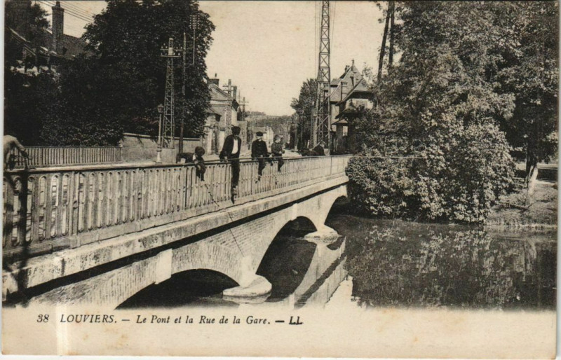 Carte postale ancienne Louviers Le Pont et la Rue de la Gare à Louviers