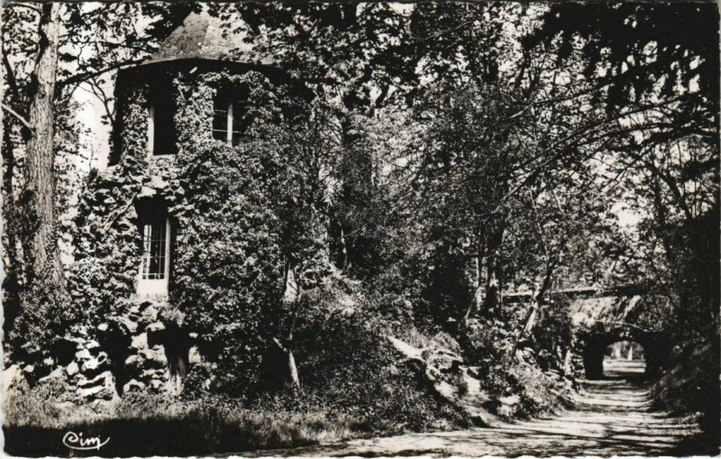 Carte postale ancienne Breteuil Le Jardin Public - Le Pavillon à Breteuil