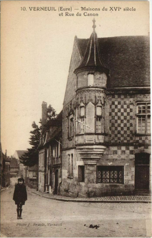 Carte postale ancienne Verneuil-sur-Avre Maison du XVIe Siecle et Rue du Canon
