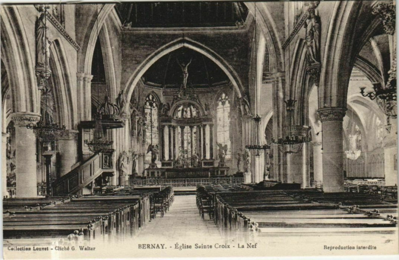 Carte postale ancienne Bernay Eglise Sainte-Croix - La Nef à Bernay