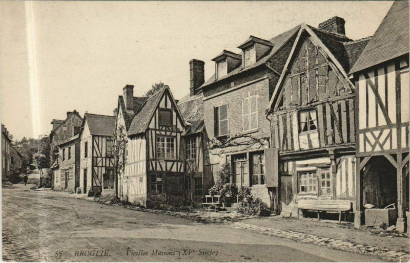 Carte postale ancienne Broglie Vieilles Maisons à Broglie