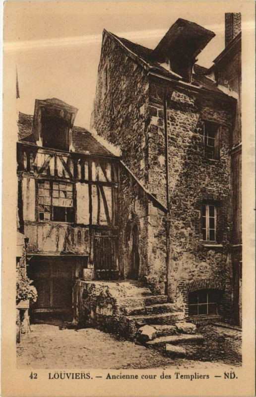 Carte postale ancienne Louviers Ancienne Cour des Templiers à Louviers