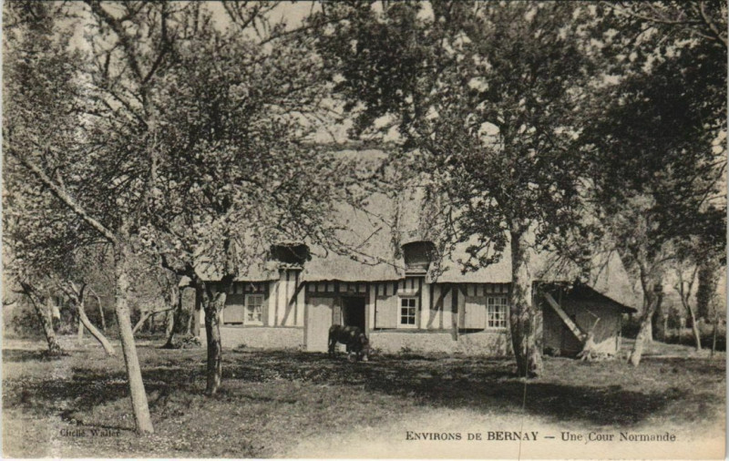 Carte postale ancienne Bernay Environs - Un Cour Normande à Bernay