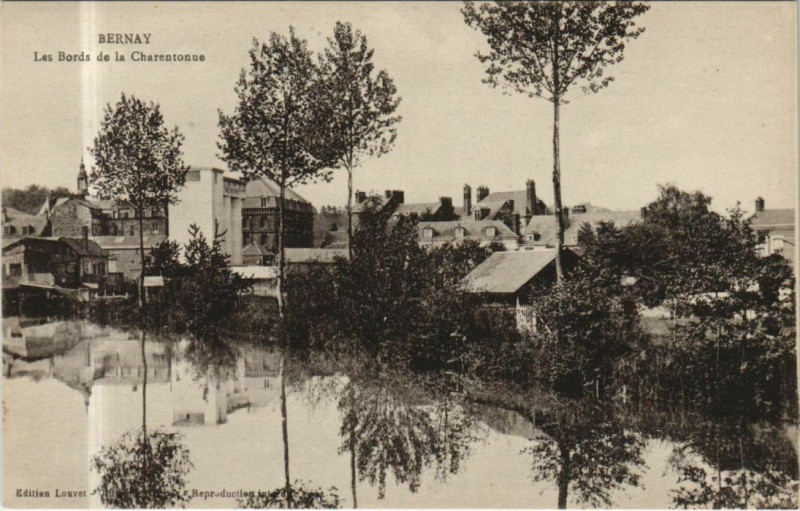 Carte postale ancienne Bernay Les Bords de la Charentonne à Bernay