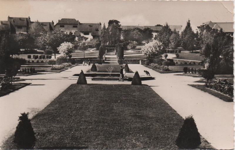 Carte postale ancienne Le jardin des marais à Montluçon