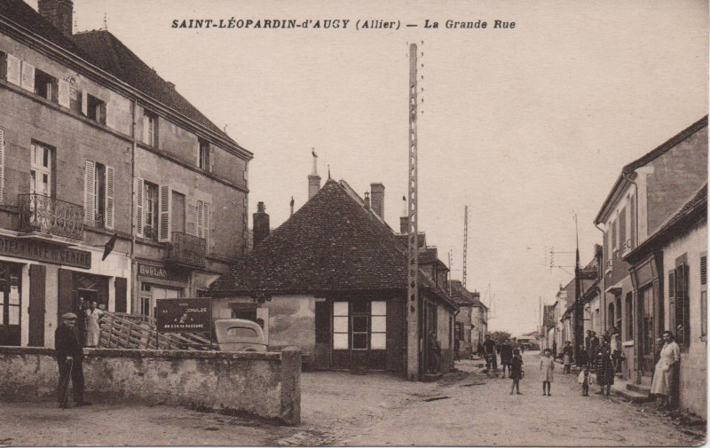 Carte postale ancienne La grande rue à Saint-Léopardin-d'Augy