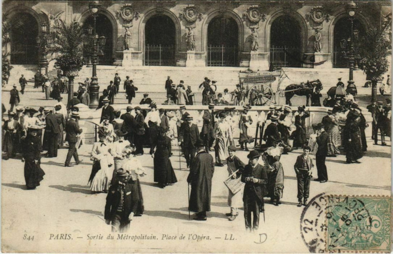 Carte postale ancienne Paris Sorti du Métropolitain Place de l'Opéra