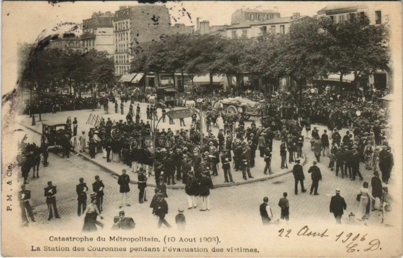 Carte postale ancienne Catastrophe du Métropolitain - La Station des Couronnes pendant l'évacuation des victimes à Paris 11e