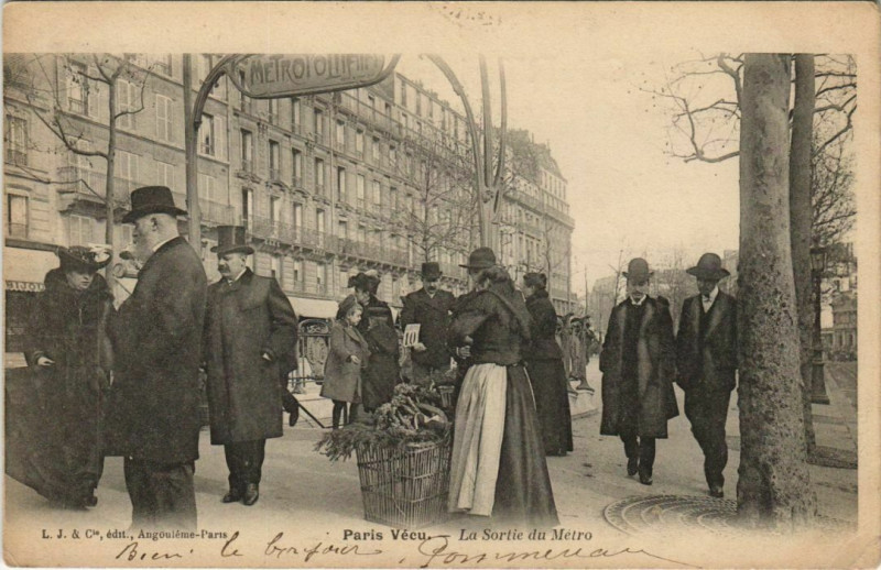 Carte postale ancienne Paris Vécu. sortie du métro