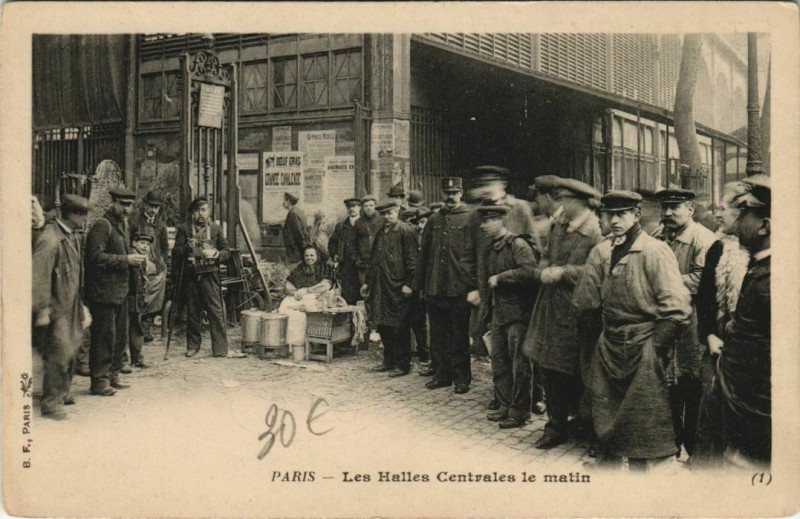 Carte postale ancienne Les Halles Centrales le matin à Paris 1er