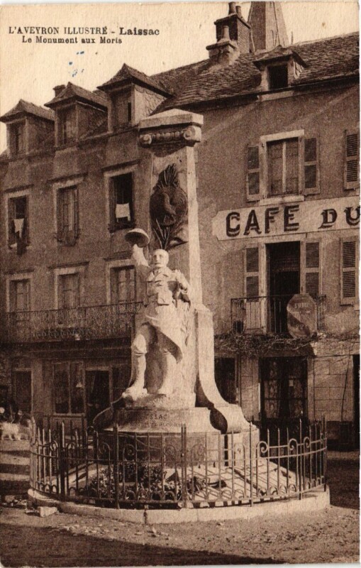 Carte postale ancienne L'Aveyron Illustre - Laissac - Le Monument aux Morts