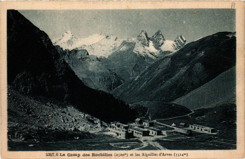 Carte postale ancienne Le Camp des Rochilles et les Aiguille d'Arves à Valloire
