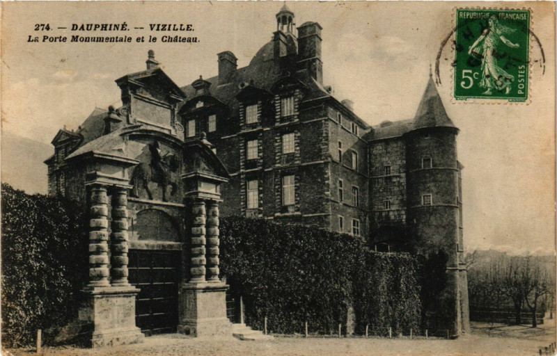 Carte postale ancienne Dauphiné - Vizille - La Porte Monumentale et le Chateau à Vizille