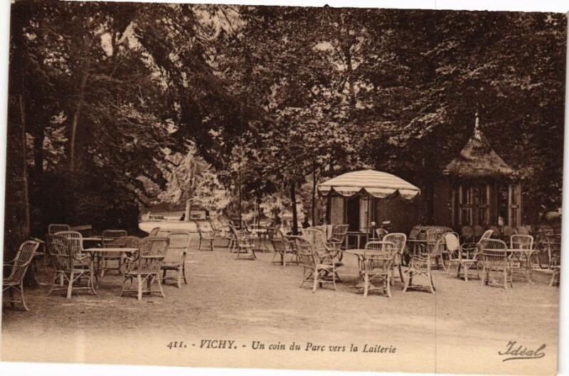Carte postale ancienne Vichy Un coin du Parc vers la Laiterie à Vichy