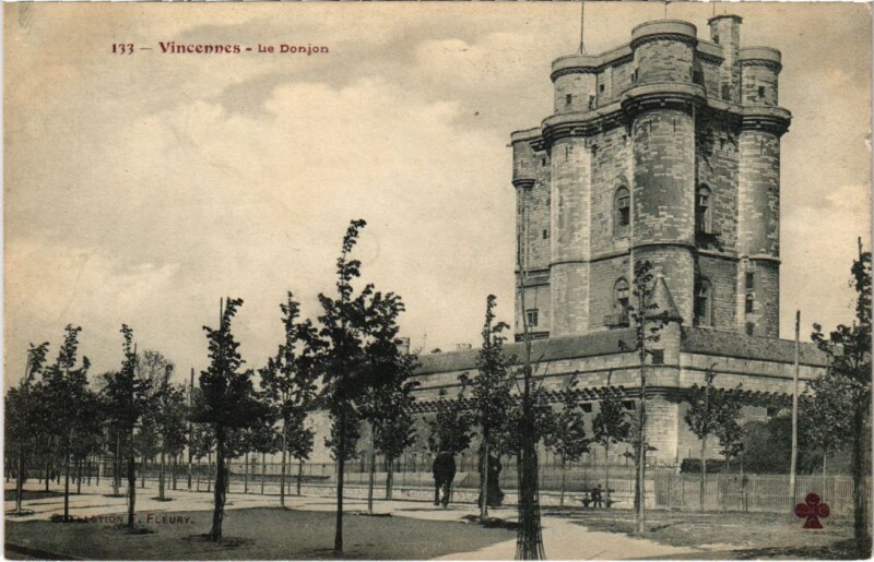 Carte postale ancienne Vincennes Le Donjon France à Vincennes