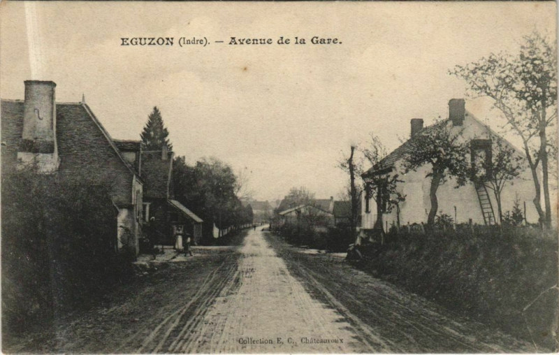 Carte postale ancienne Eguzon Avenue de la Gare France