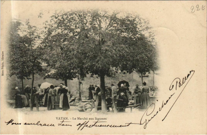 Carte postale ancienne Vatan Le Marche aux legumes France à Vatan