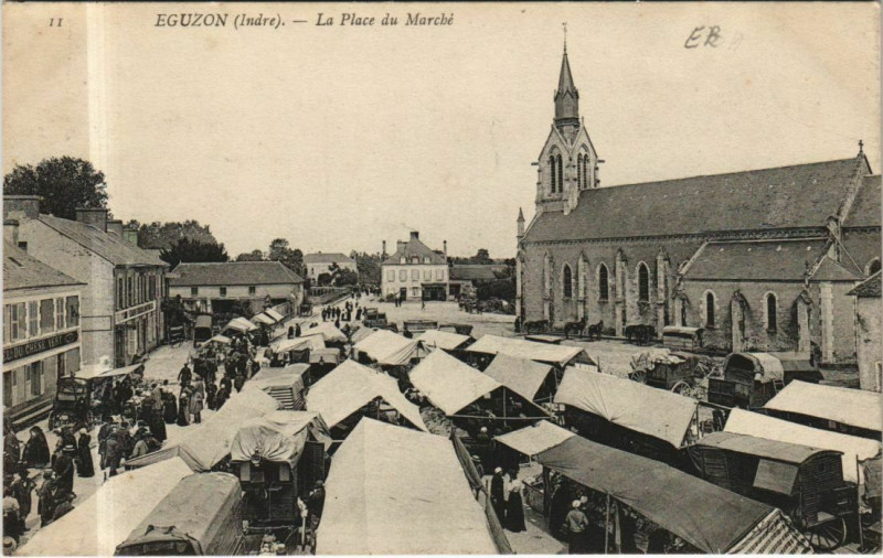 Carte postale ancienne Eguzon La Place du Marche France
