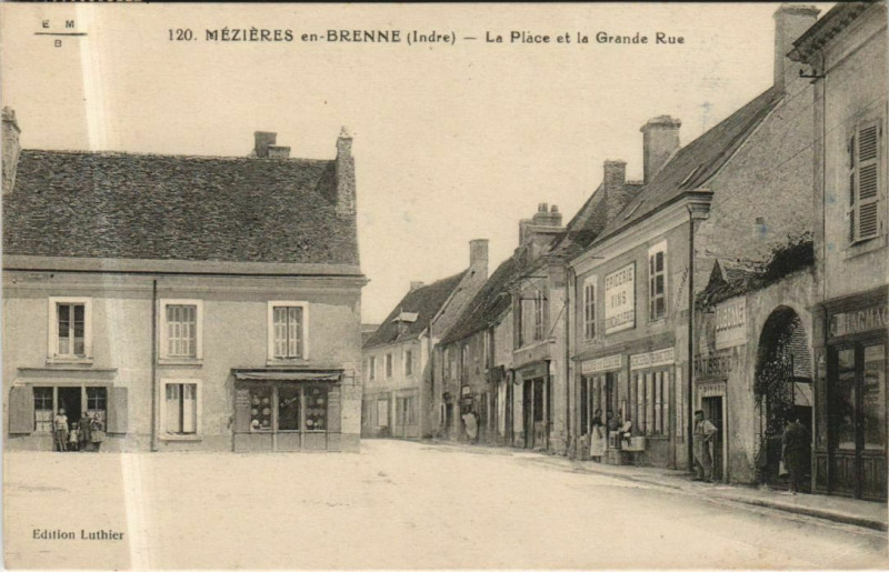 Carte postale ancienne Mezieres en Brenne La Place et la Grande Rue France