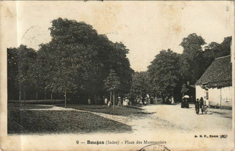 Carte postale ancienne Bouges Place des Marronniers France