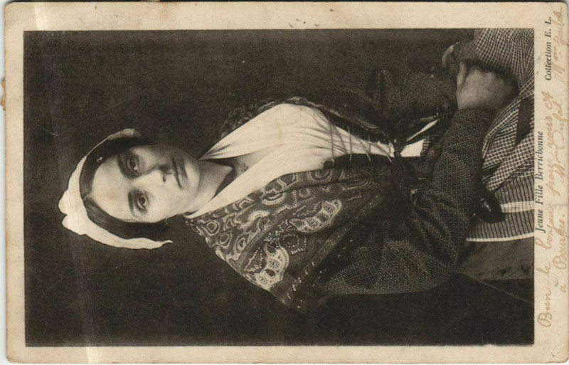 Carte postale ancienne Jeune Fille Berrichonne France