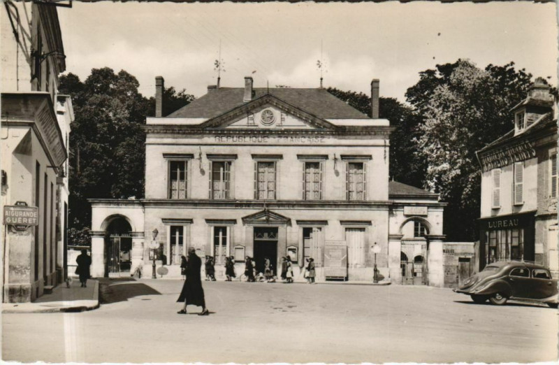 Carte postale ancienne La Chatre L'Hotel de Ville France