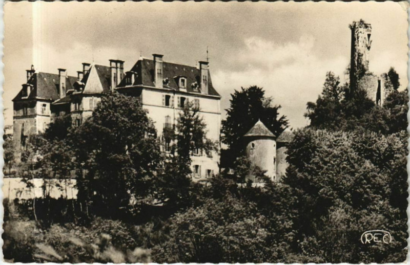 Carte postale ancienne Ste Severe Le Chateau et la Vieille Tour France