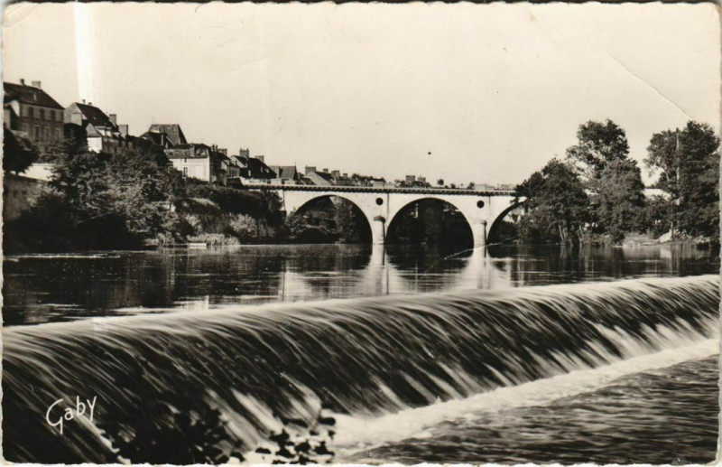 Carte postale ancienne Saint-Gaultier Le Pont de la Gare et le Barrage France à Saint-Gaultier