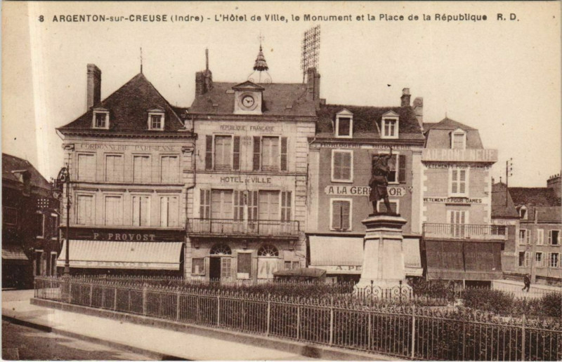 Carte postale ancienne Argenton L'Hotel de Ville, Le Monument France