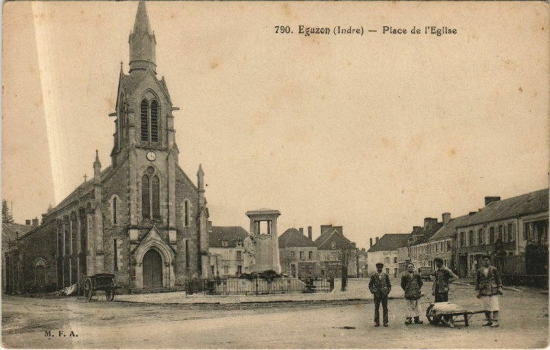 Carte postale ancienne Eguzon Place de l'Eglise France
