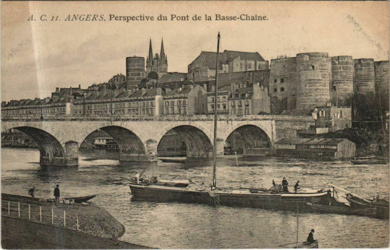 Carte postale ancienne Angers Perspective du Pont de la Basse France
