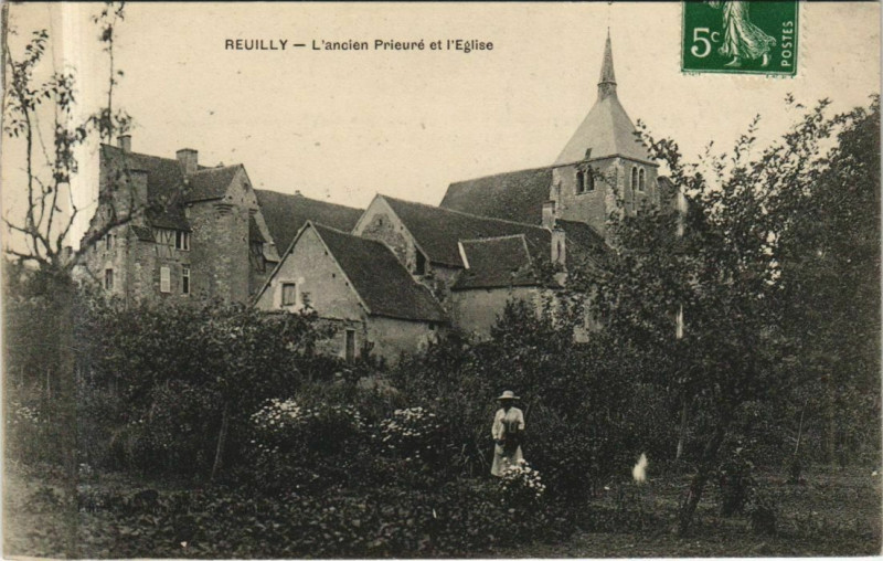 Carte postale ancienne Reuilly L'ancien Prieure et l'Eglise France à Reuilly
