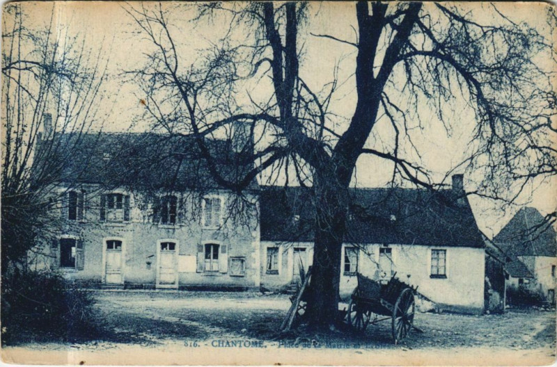 Carte postale ancienne Chantome Place de la Mairie France