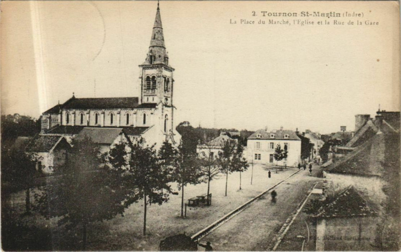 Carte postale ancienne Tournon St.Martin La Place du Marche France