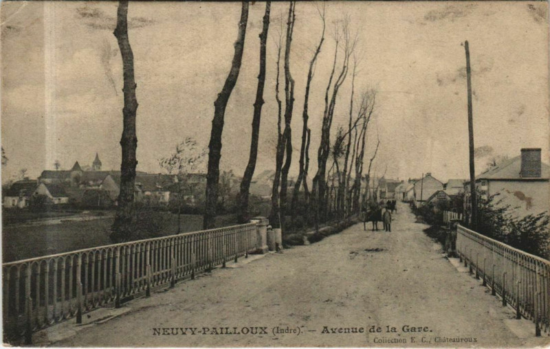 Carte postale ancienne Neuvy-Pailloux Avenue de la Gare France à Neuvy-Pailloux