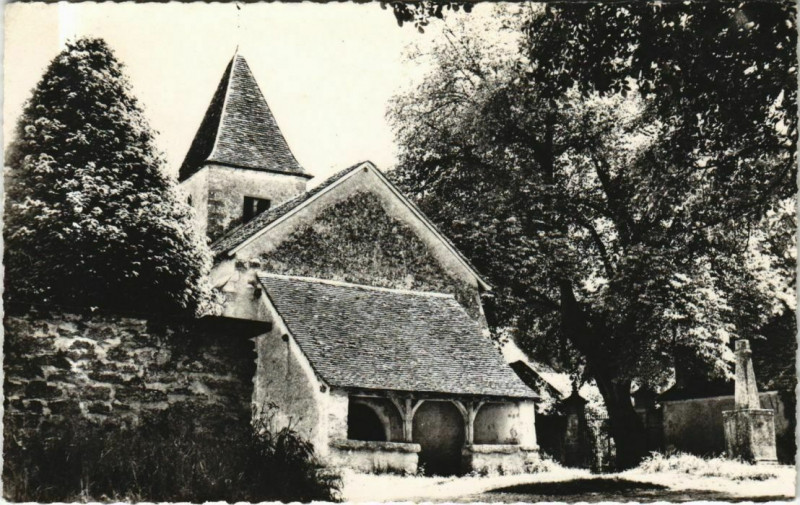 Carte postale ancienne Nohant La vieille Eglise et entree du Chateau France