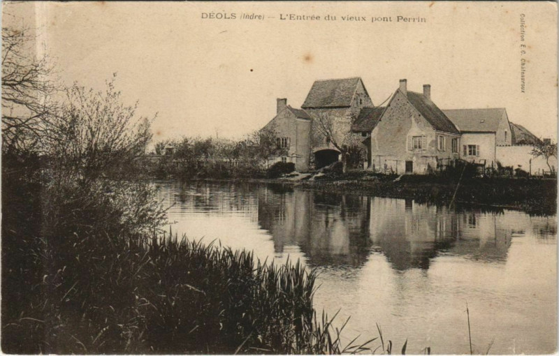 Carte postale ancienne Deols L'Entree du vieux pont Perrin France