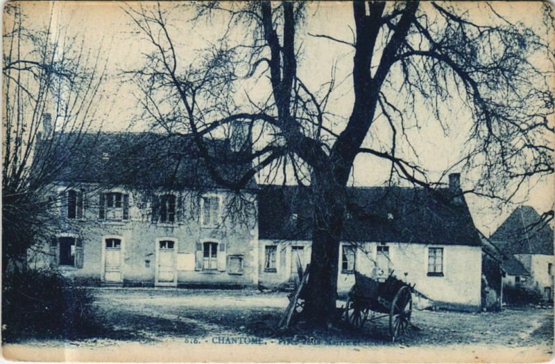 Carte postale ancienne Chantome Place de la Mairie France