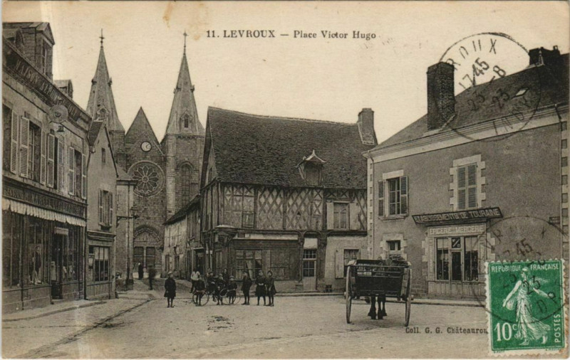 Carte postale ancienne Levroux Place Victor Hugo France à Levroux