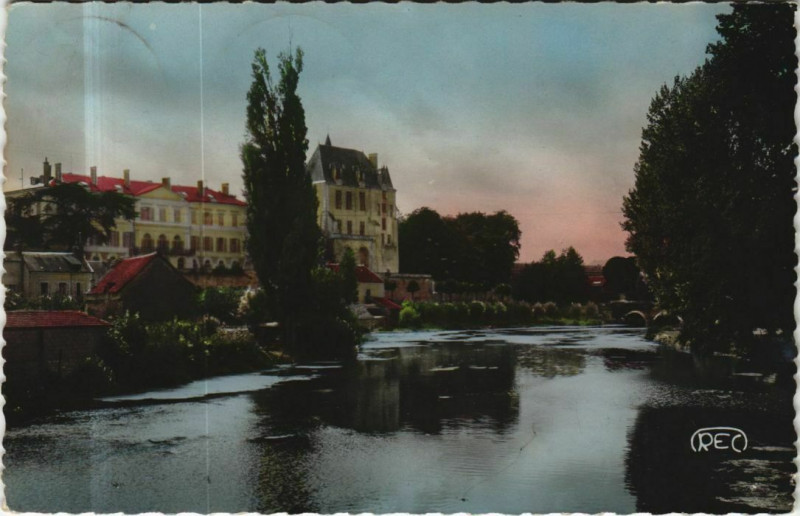 Carte postale ancienne Chateauroux Le Chateau Raoul France
