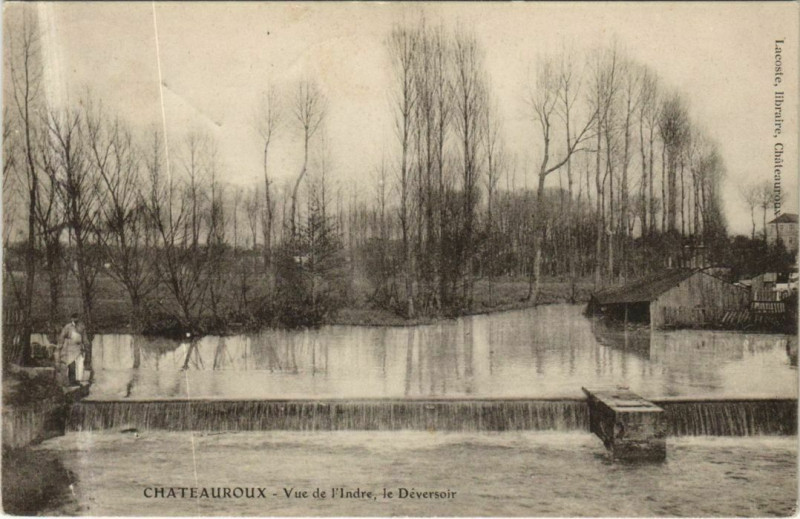 Carte postale ancienne Chateauroux Vue de l'Indre, le Deversoir France