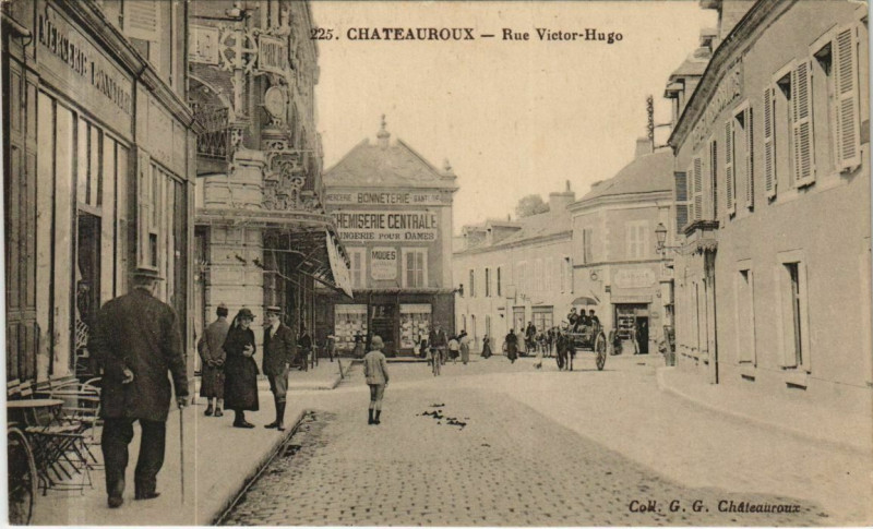 Carte postale ancienne Chateauroux Rue Victor-Hugo France